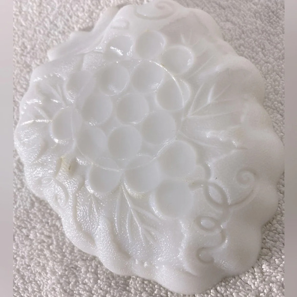 Vintage Milk Glass Grapes Embossed Textured Bowl Dish Snack Dish Trinket Dish - Picture 5 of 10